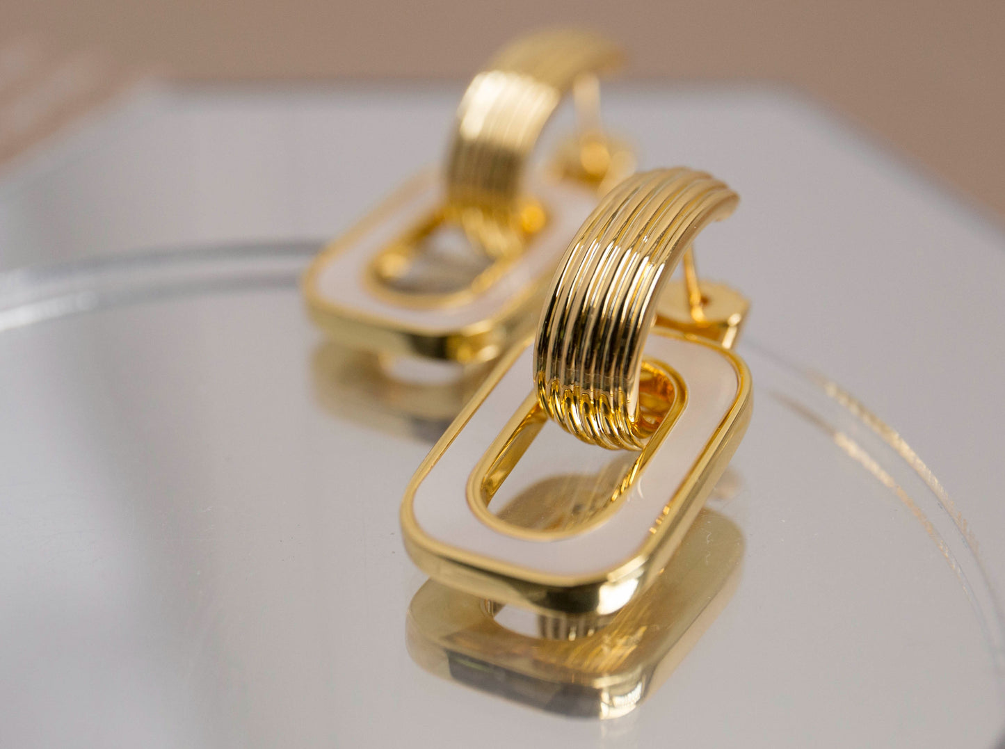 18K Classic White Pearl Clasp Hoop