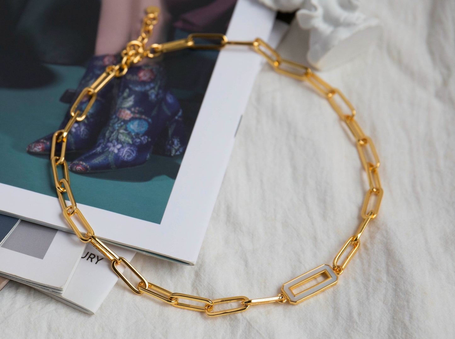 18K Classic White Pearl Clasp Necklace